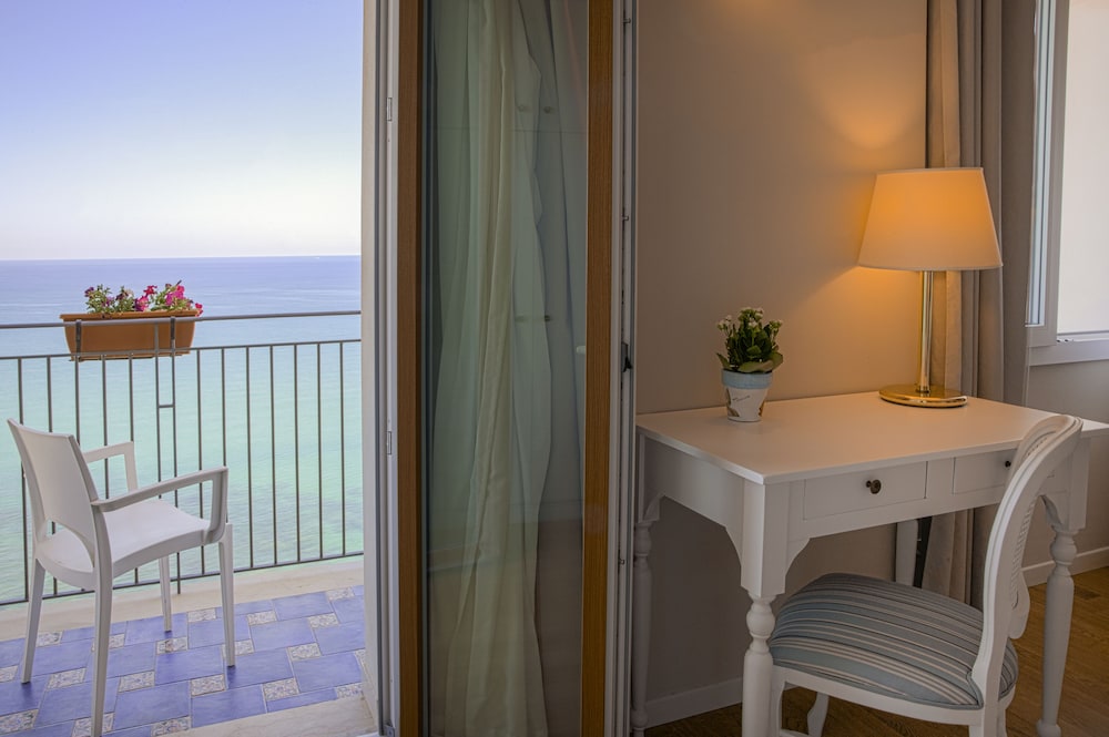Superior Triple Room, Sea View - Photo 7