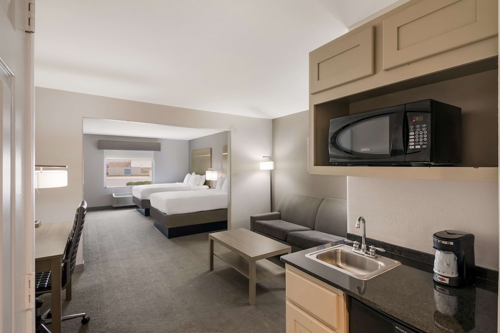 Standard Room, Multiple Beds, Non Smoking, Refrigerator & Microwave (with Sofabed) - Photo 2