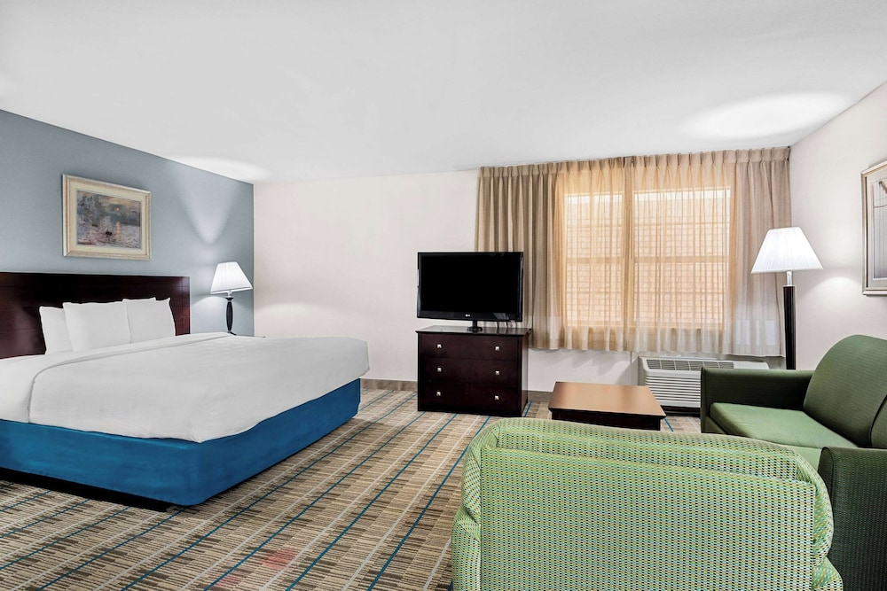 Suite, 1 King Bed, Accessible, Non Smoking - Photo 1