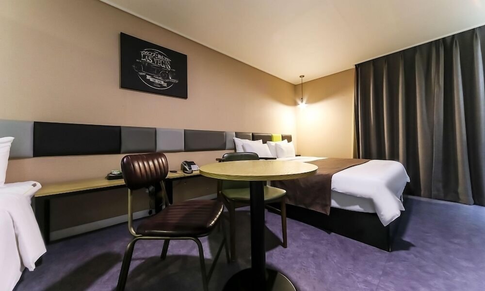 Premium Twin Room - Photo 3
