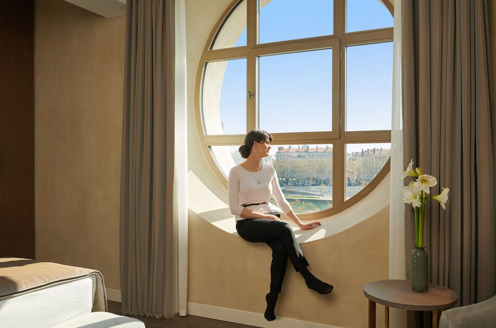 Club Room, 1 King Bed, Business Lounge Access, River View