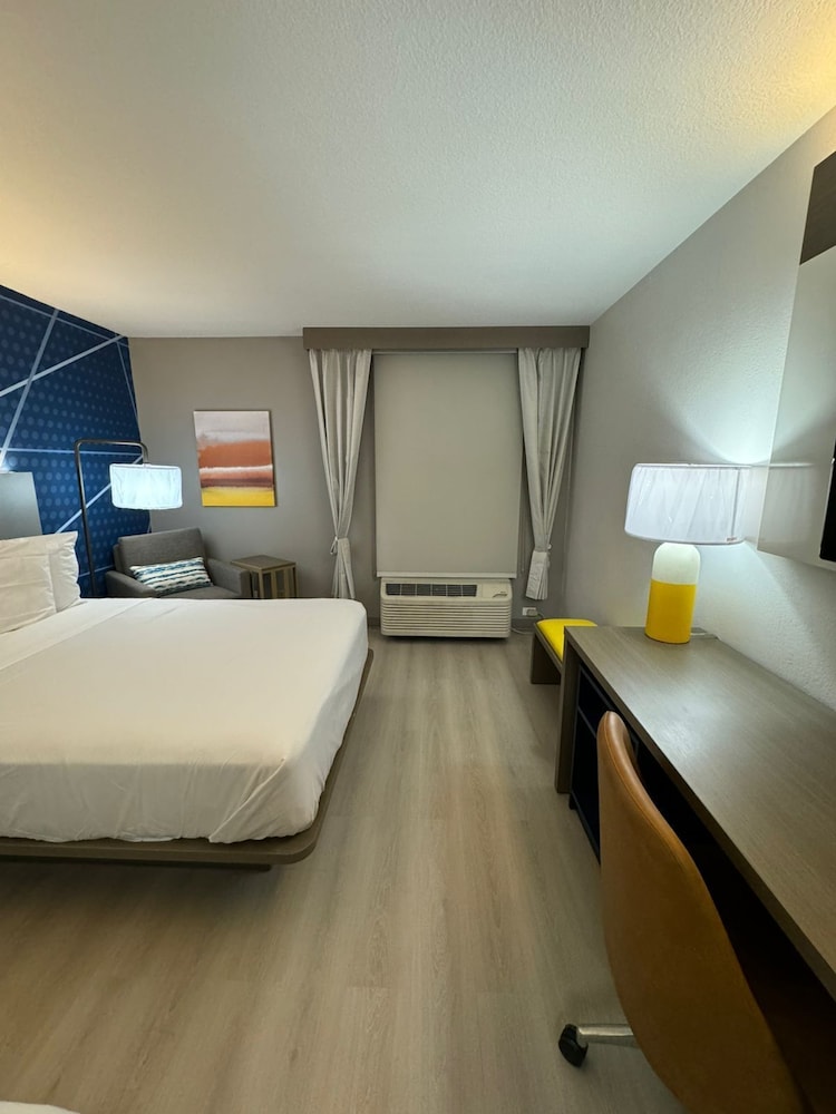 Standard Room, 1 King Bed with Sofa bed, Non Smoking - Photo 18