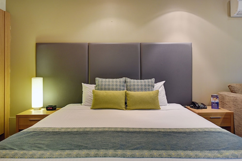 Hotel Room - Photo 5