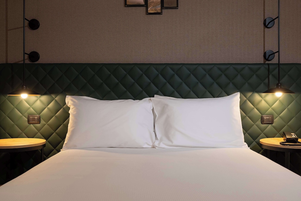 Deluxe Room, 1 King Bed thumbnail 5