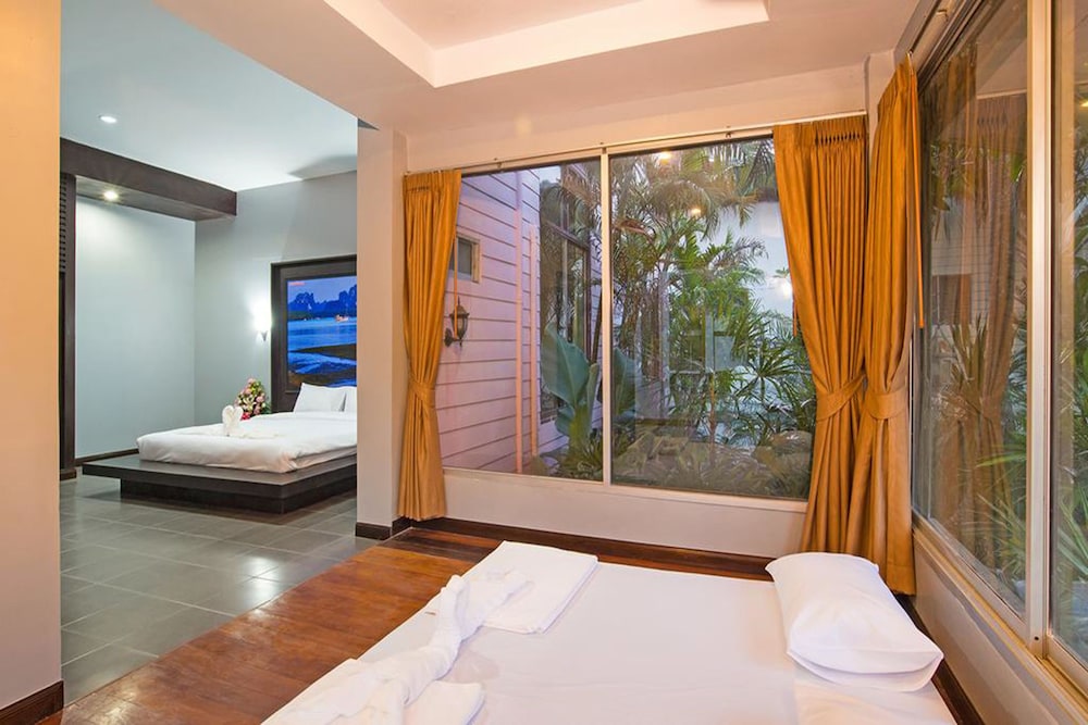 Family Room with Garden View - Photo 7