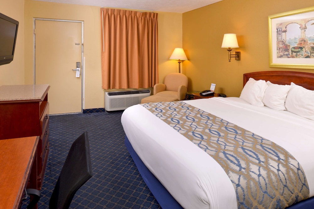 Room, 1 King Bed, Smoking - Photo 10