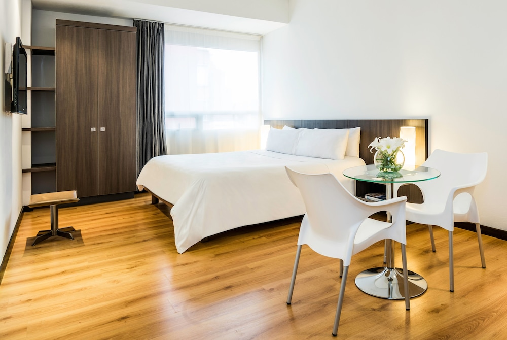 Standard Room, 1 King Bed photo 3