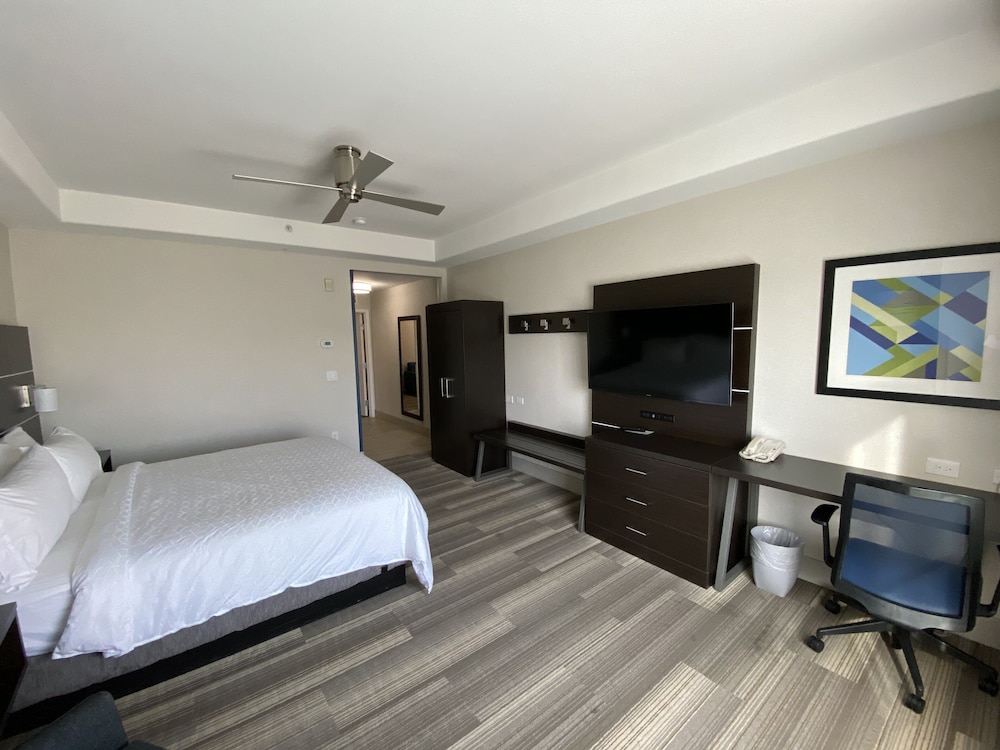 Standard Room, 1 King Bed, Balcony, Lake View - Photo 5