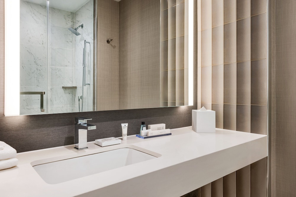 Standard Room, 1 King Bed (Mobility Accessible, Tub) - Photo 4