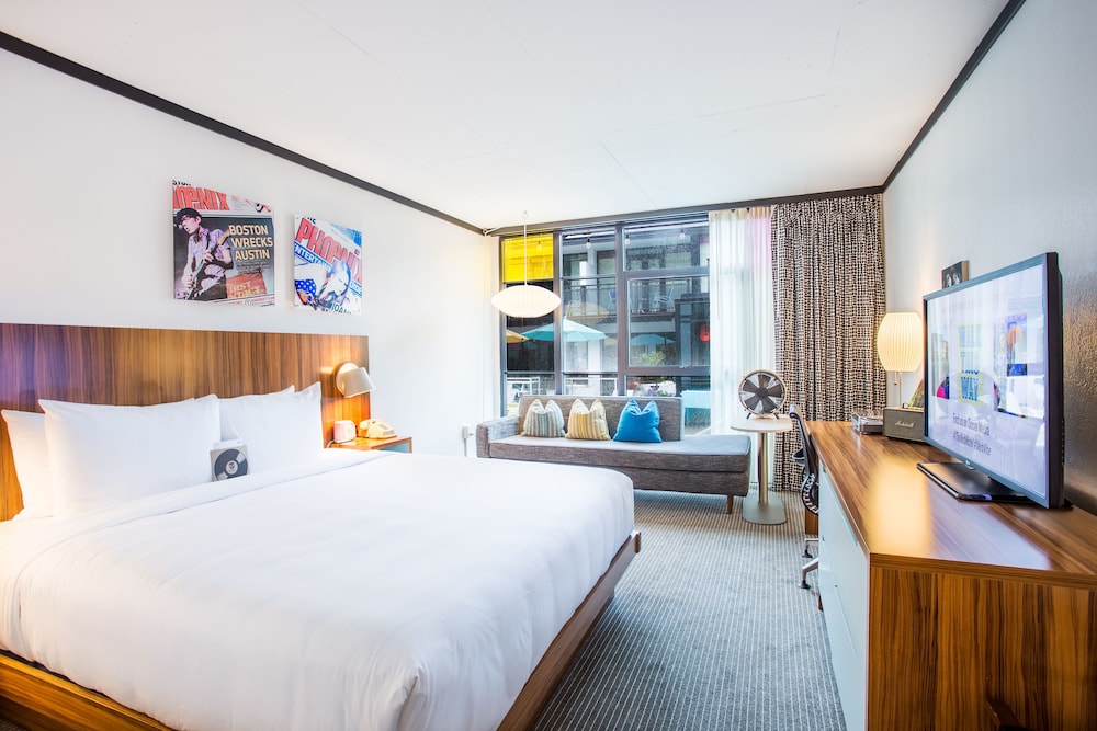 Room, 2 Queen Beds (Stadium) thumbnail 5