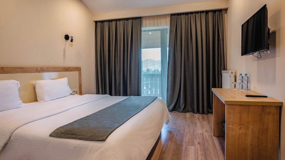 Suite - Photo 1