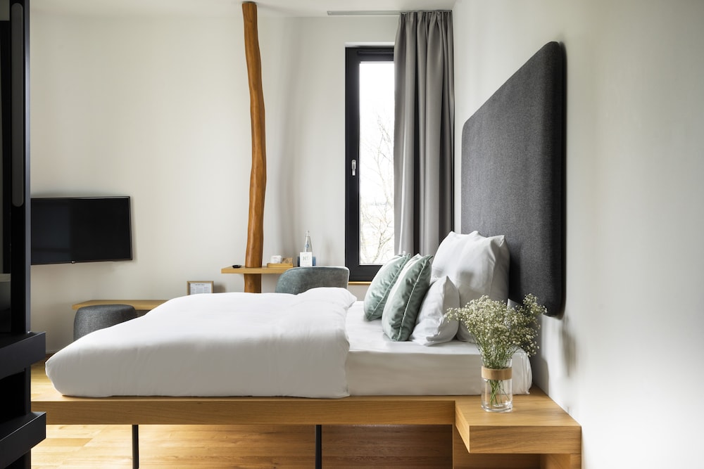 Medium Room photo 1