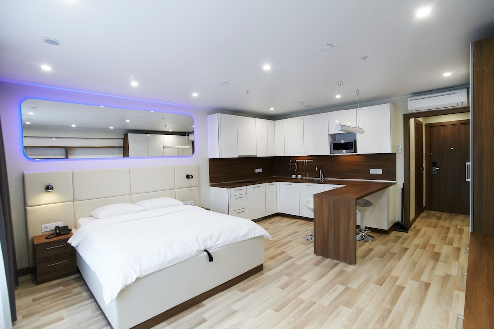 Comfort Studio, 1 Queen Bed, Kitchen, City View photo 1