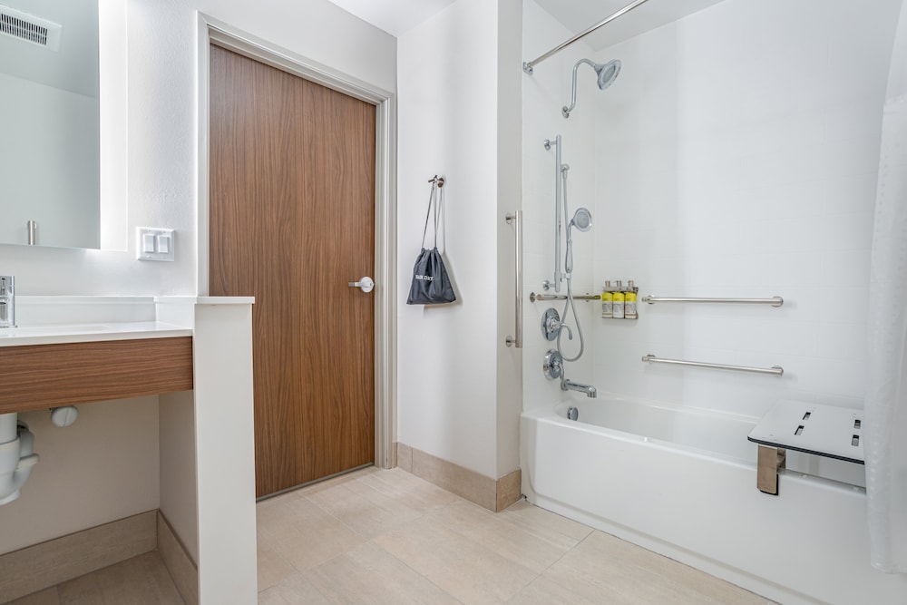 Standard Room, 2 Queen Beds, Accessible (Accessible Tub) - Photo 2