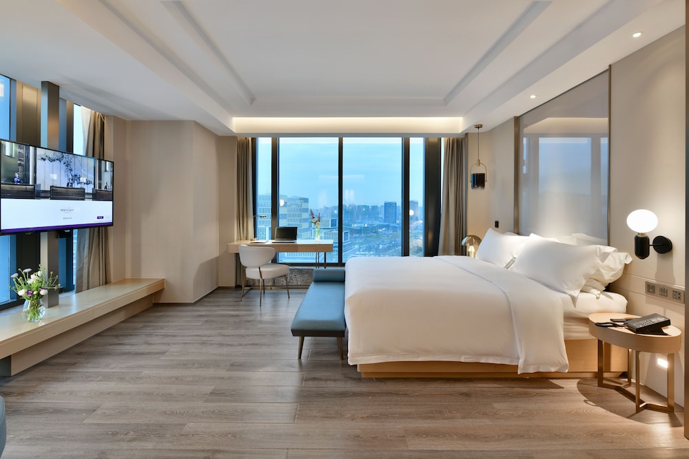 Deluxe Room, 1 King Bed photo 3