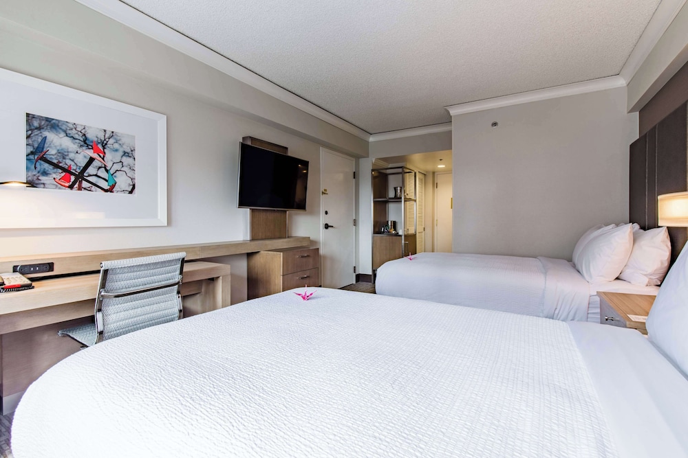Room, 2 Double Beds, Club Lounge Access, City View photo 2
