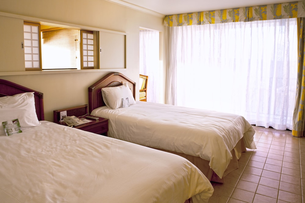 Japanese Suite, Oceanfront, Beach Tower - 5 adults – 2 single beds and 3 Japanese futons photo 2