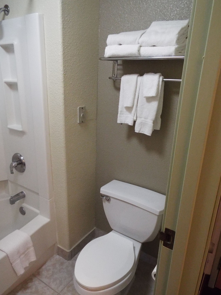 Standard Room, 1 King Bed, Non Smoking - Photo 8