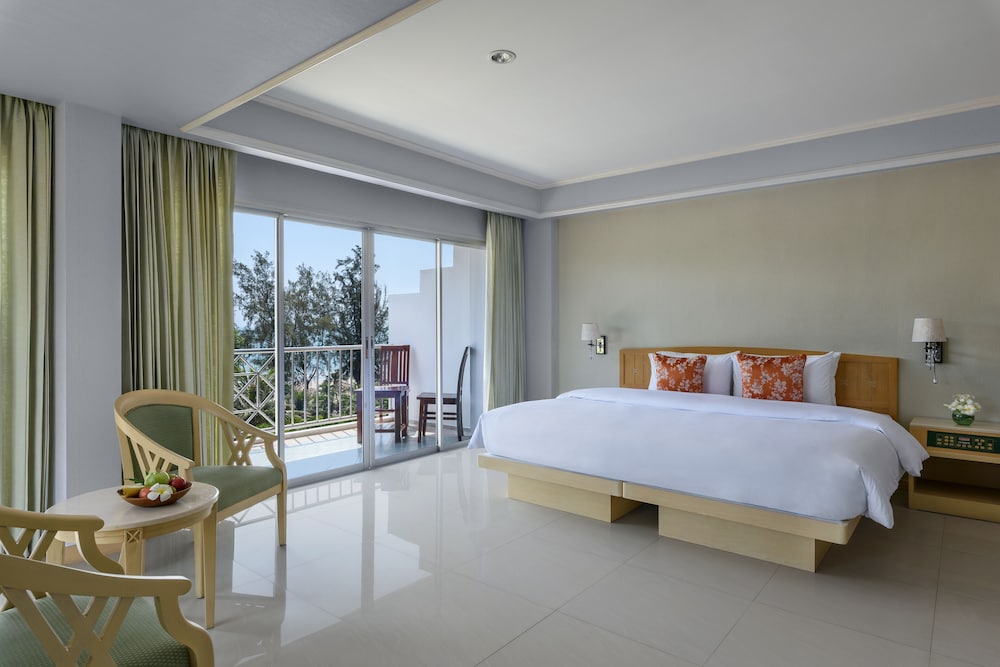 Deluxe Room, 1 King Bed, Ocean View - Photo 1