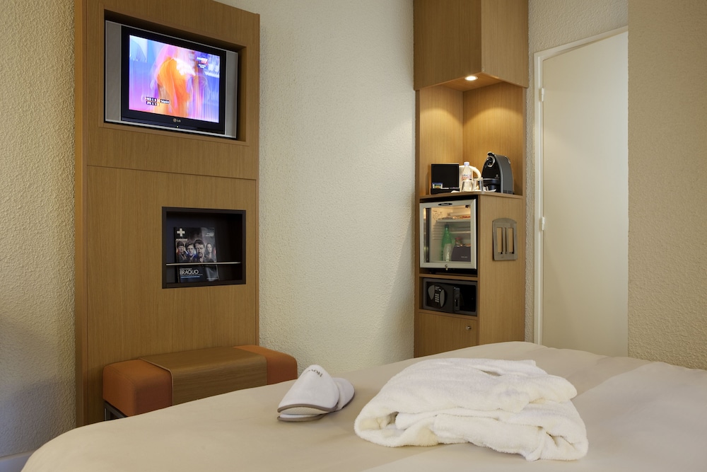 Executive Room, 1 King Bed - Photo 8