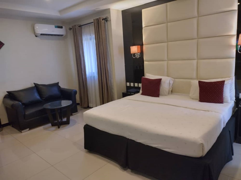 Executive Suite - Photo 1