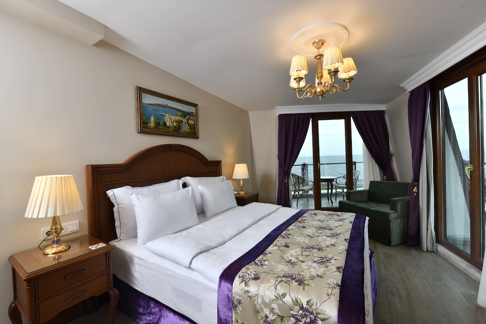 Executive Suite with Balcony, Sea View or Blue Mosque View photo 2