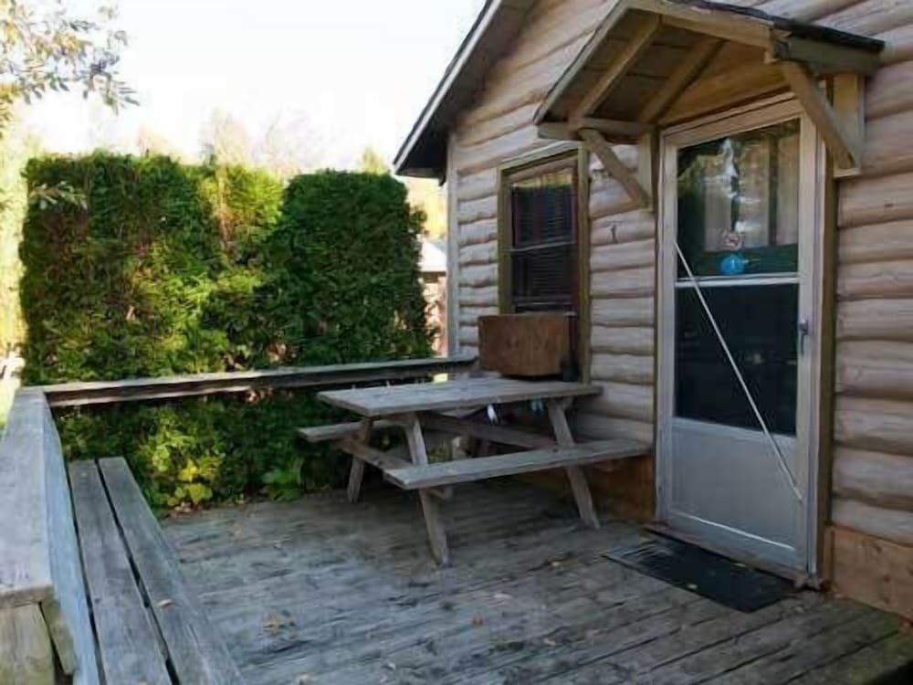 Classic Cottage, 2 Bedrooms Accessible (Cottage 6 & 7) photo 2