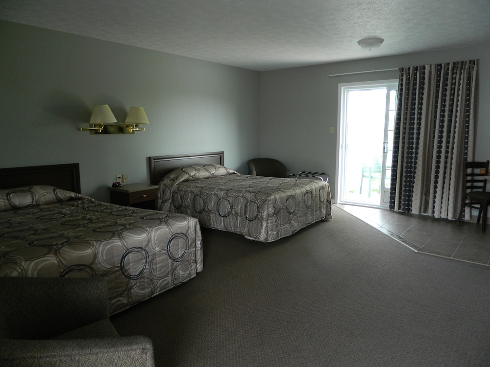 Panoramic Room, 2 Queen Beds (Private Balcony Overlooking River)