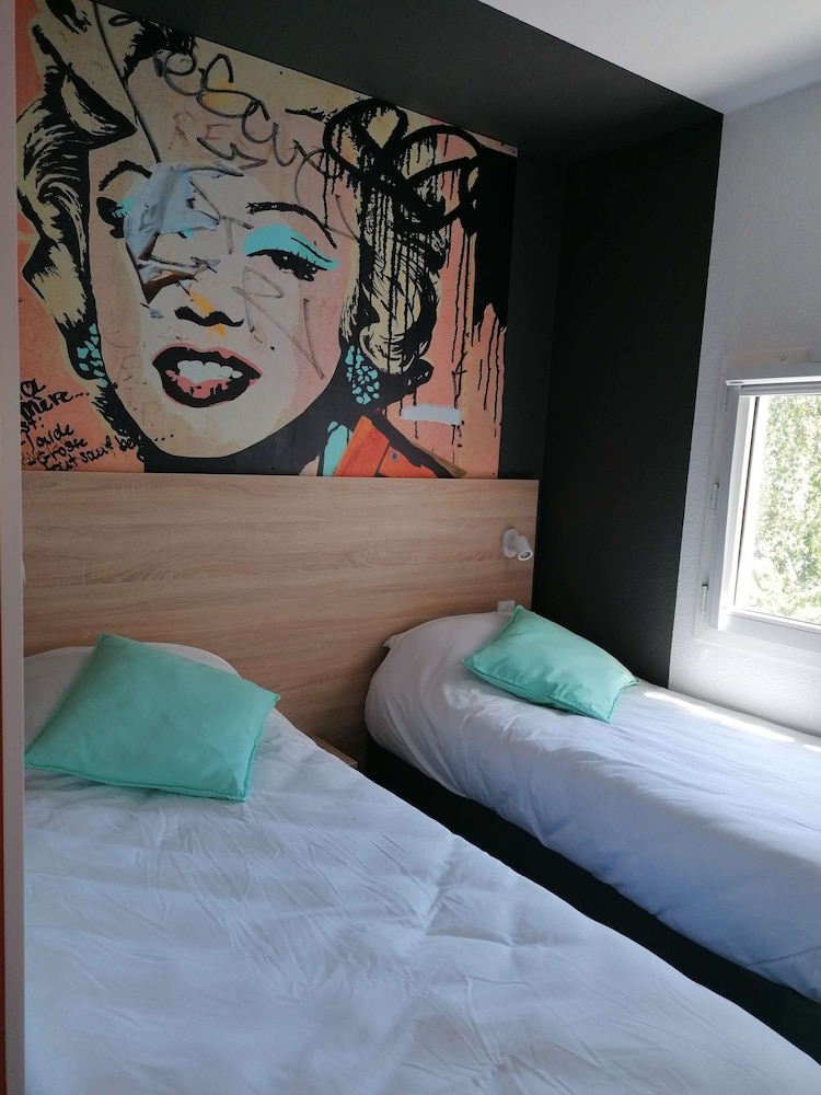 Standard Room, 2 Twin Beds - Photo 22