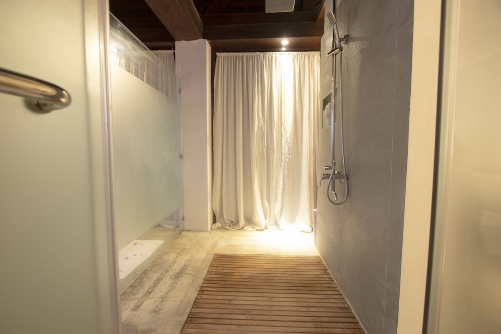 Suite Room - Photo 5