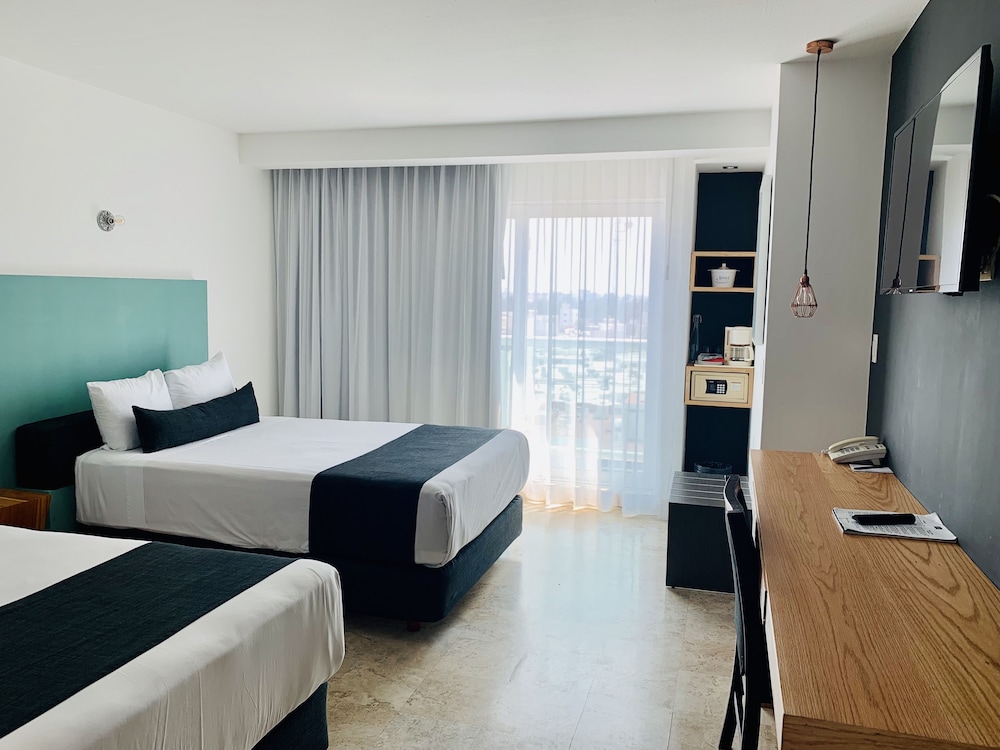 Standard Room, 2 Double Beds - Photo 10