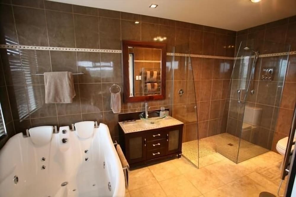 Deluxe Suite, 1 King Bed, Sea View, Sea Facing photo 3