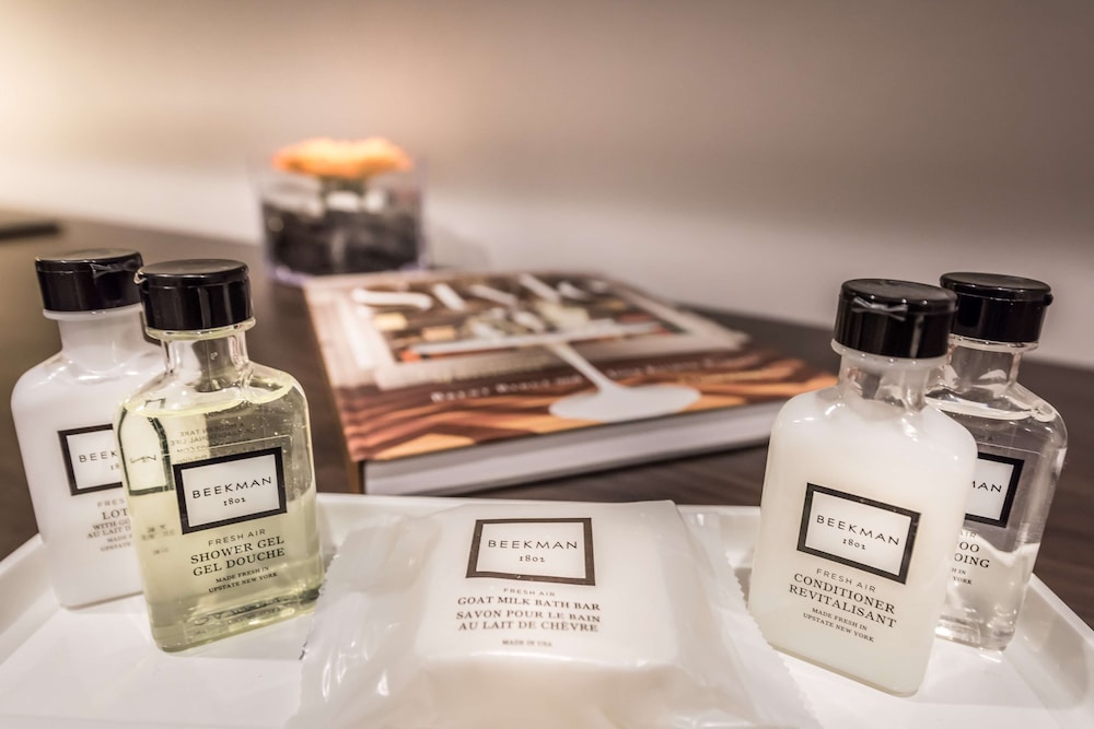 Room, 1 King Bed, Accessible, Corner (Mobility/Hearing, Roll In Shower)