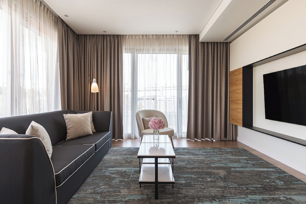 Deluxe Suite, 1 Queen Bed with Sofa bed (Bridge View) thumbnail 6