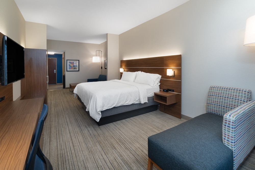Suite, 1 King Bed - Photo 4