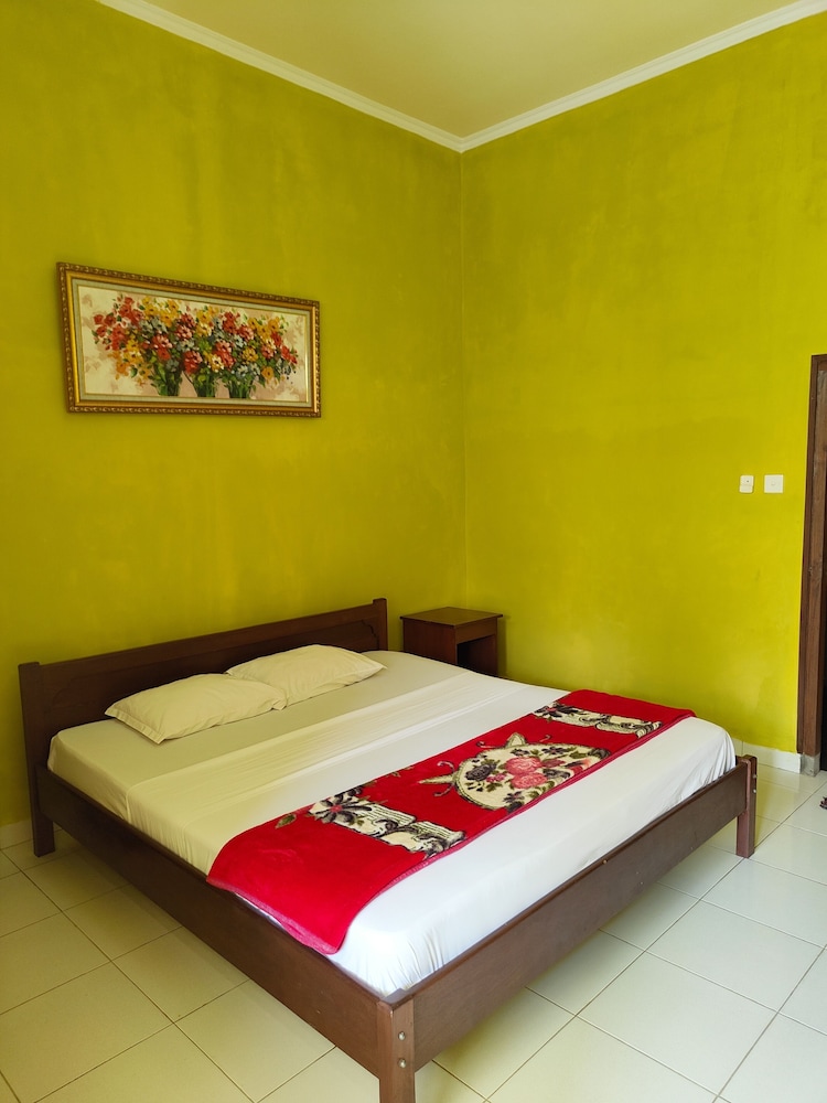 Basic Double Room, 1 King Bed, Garden View, Garden Area