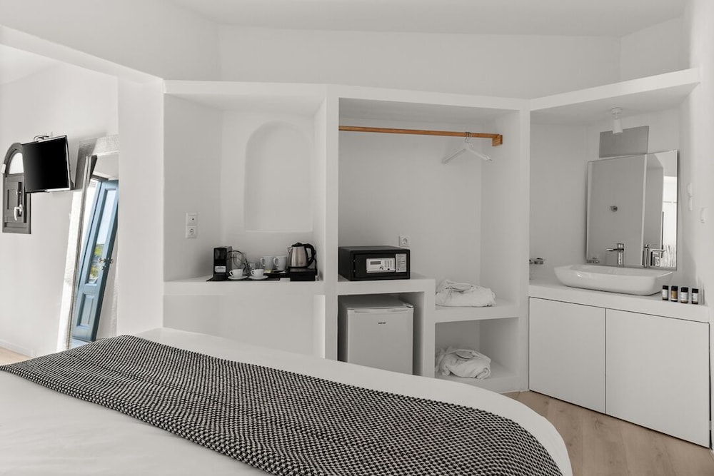 Honeymoon Suite (Outdoor Jetted Tub and Caldera View) - Photo 3
