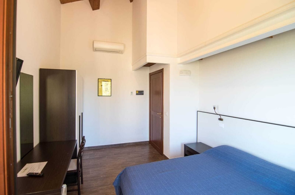 Classic Triple Room, Hill View photo 2