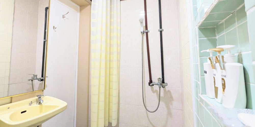 Basic Twin Room, Non Smoking photo 3
