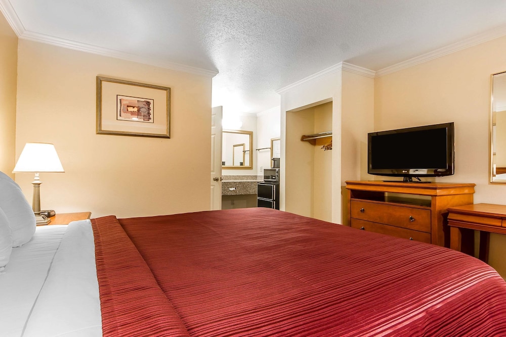 Standard Room, 1 King Bed, Non Smoking - Photo 2