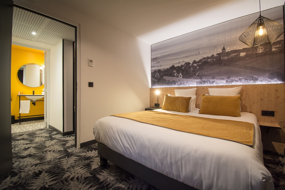 Suite - Photo 1