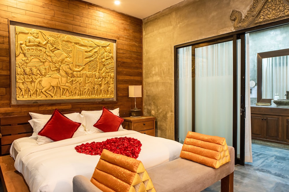 Deluxe King Suite with Pool View- Free Pick Up at Bus station photo 2