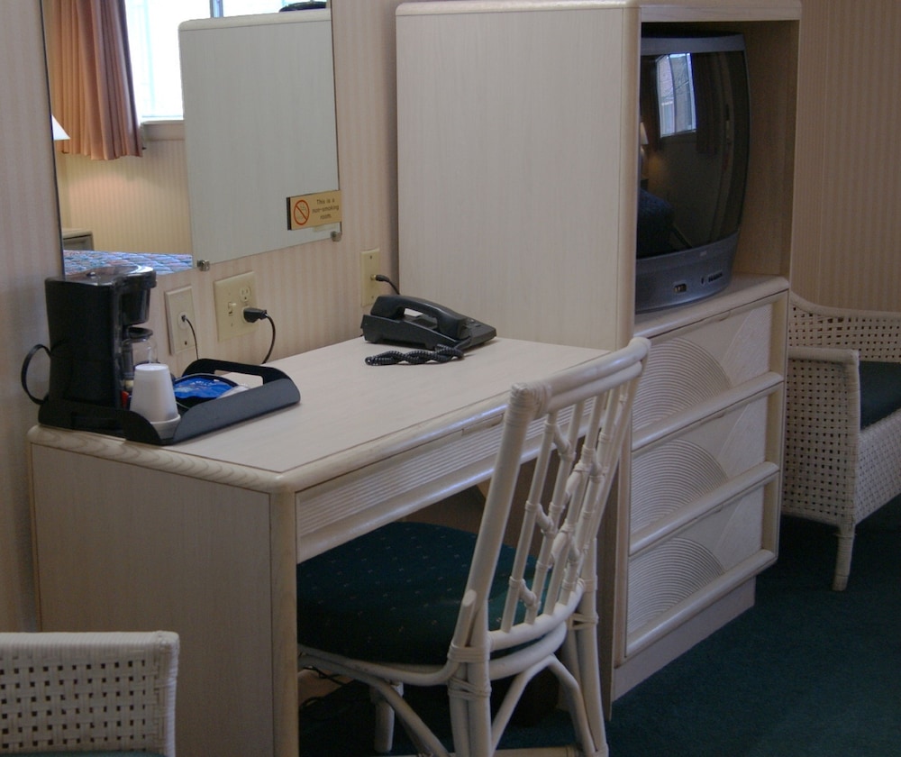 Standard Room, 1 King Bed photo 3