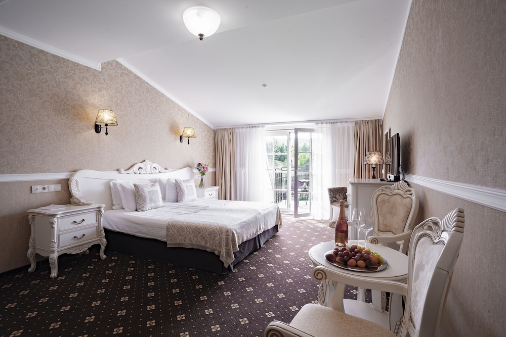 Superior Double or Twin Room, Pool View