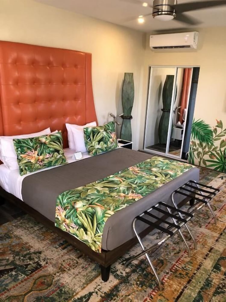 Signature Room, 1 King Bed, Garden View (The Daniel)