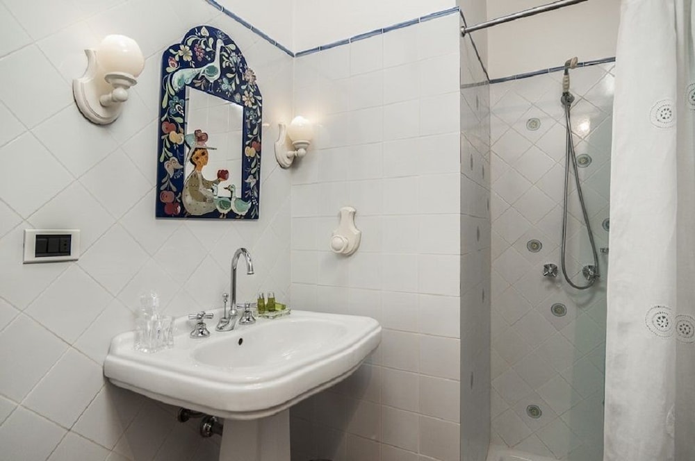 Classic Double Room, Private Bathroom photo 2