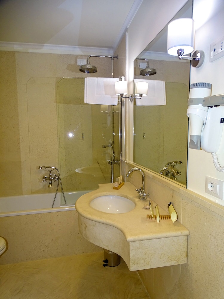 Double or Twin Room - Photo 4