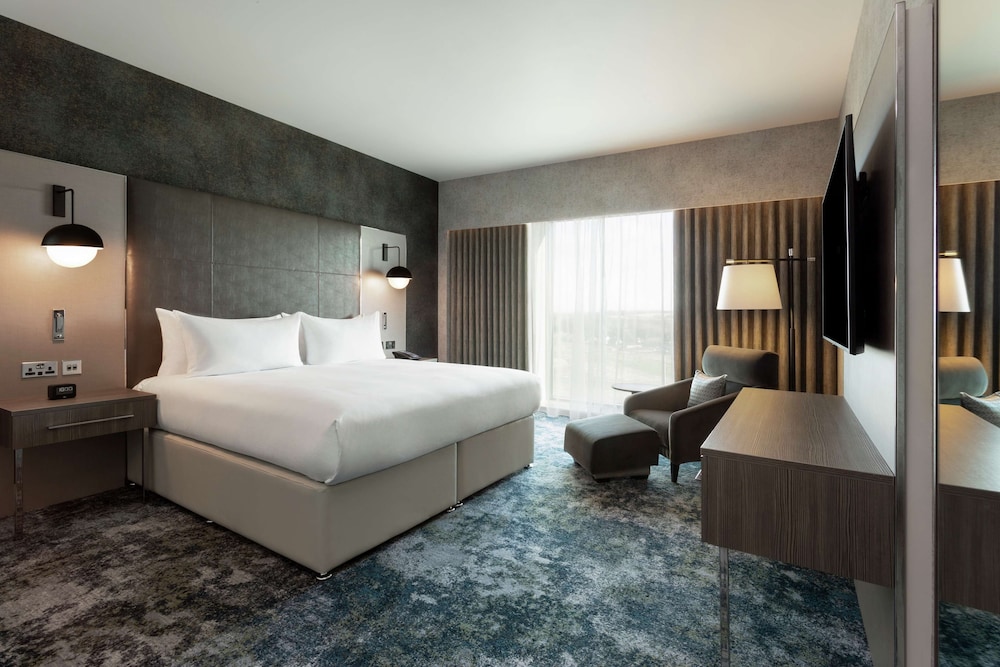 Room, 1 Queen Bed (Peloton) - Photo 5