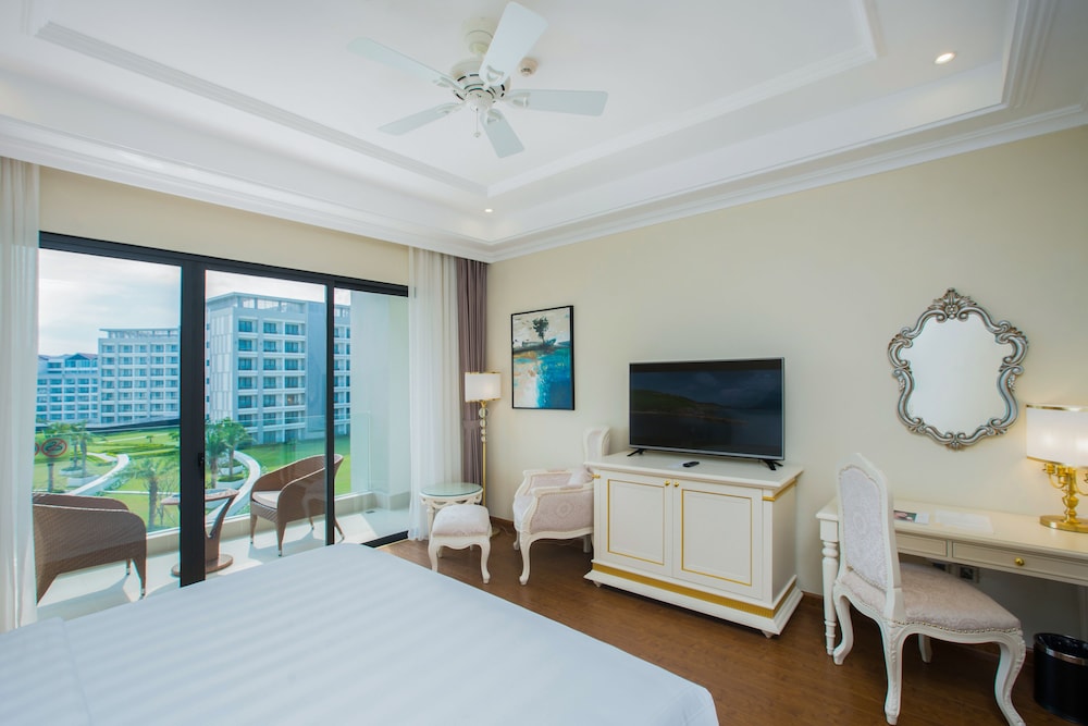 Deluxe Room, 1 King Bed, Garden View