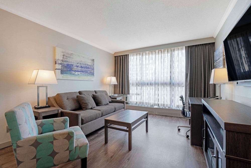 Suite, 1 King Bed, Non Smoking, Kitchen (Separate Living Room;with Sofabed) - Photo 4